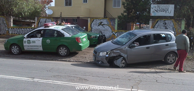 Delincuentes que escapaban en automóvil chocaron y dispararon a Carabineros en Pudahuel