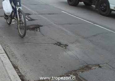 Agujeros en Av. San Pablo a metros de la estación Pudahuel ponen en peligro a peatones y conductores