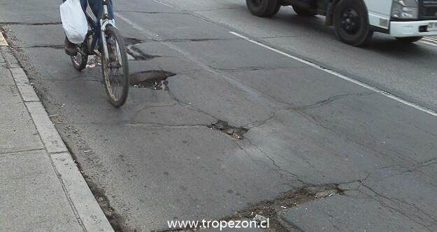 En plena avenida San Pablo a pasos del Metro Pudahuel y de la Oficina del Registro Civil hay agujero que ponen en peligro a vehículos menores