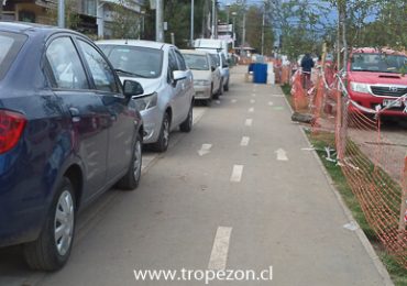 Bandejón que costó 500 millones de pesos es utilizado para estacionar vehículos en Pudahuel