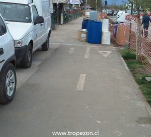 Obstáculos al paso de bicicletas en la siclovía del bandejon San Francisco