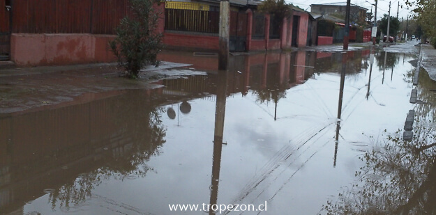 Vecinos de Cerro Navia sufren aislamiento cada vez que llueve