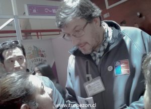  El director del Serviu Metropolitano, Alberto Pizarro entregando información a vecinos de Pudahuel    