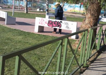 Rayan asientos de plaza pública remodelada hace pocos meses en Pudahuel