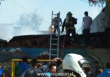 Incendio destruye cinco casas en Cerro Navia