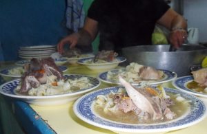Un buen plato de cazuela a los amigos en situación de calle