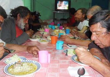 Comedor solidario "Aguila" festeja cumpleaños de personas en situación de calle