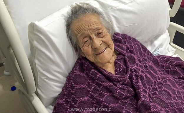 Ercilia Narváez Castro La Chila en su lecho de enferma (foto de Archivo)