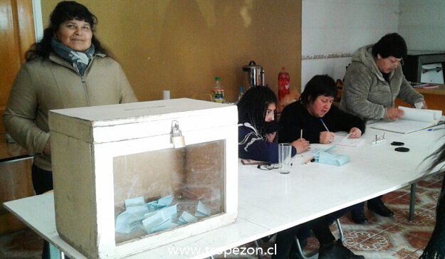 Integrante del Tricel durante la elección de directiva de la Junta de vecinos N° 32 “Nueva Visión”