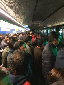 Vecinos reportan que esperaron hasta 55 minutos para tomar un tren 