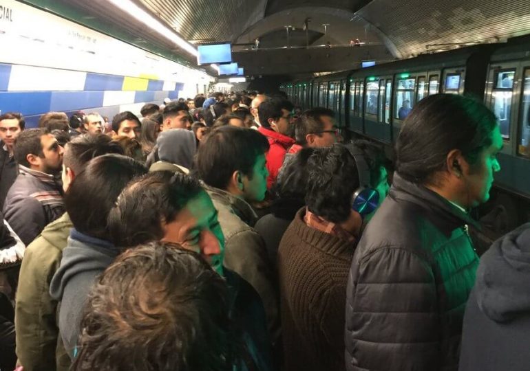 Molestia de usuarios pudahuelinos por colapso en Metro Estación Pudahuel