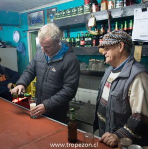 Felipe Kast, compartido una cerveza en Pudahuel