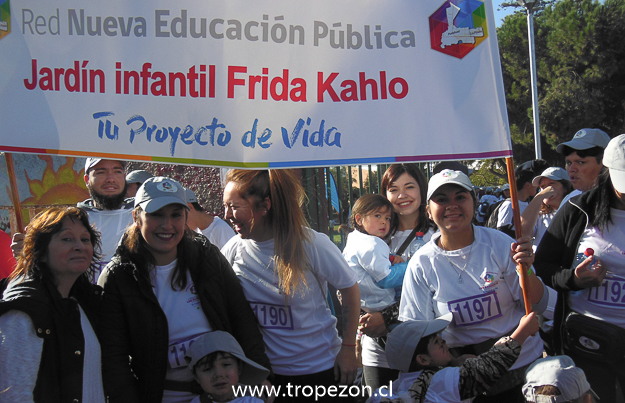 Apoderados participando de esta caminatas familiar 2017 Red nueva de educación pública “Las Barrancas”