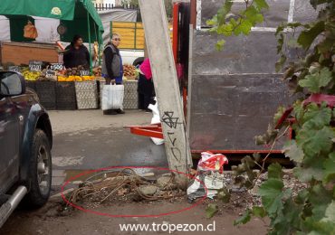 Poste del tendido eléctrico en peligro de caer en Cerro Navia