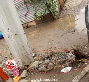 Peligro por caída de poste que tiene su base destruida 