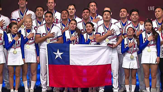 Team Chile mostrando sus galardones con evidente emoción 