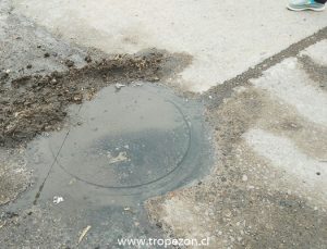 Denuncia de vecinos de esta tapa de alcantarilla por donde filtra agua servidas