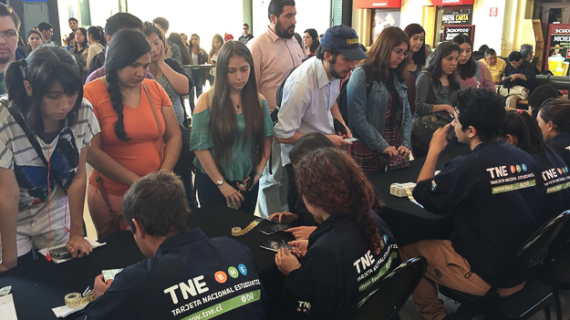 Estudiantes realizan  la revalidación de la Tarjeta Nacional Estudiantil