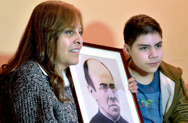 Verónica y su hijo Sebastián, junto a una foto del padre Faustino Miguez