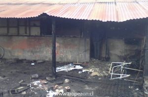 Uno de los damnificados en otra casa que también resultó con daños 