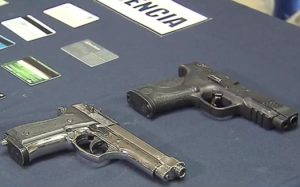 Foto TVN (armas incautadas al delincuente apresado)