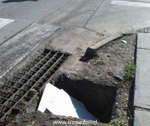Vecinos del sector aseguran haber colocado una tapa de madera la que cedió al paso de la gente