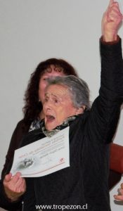 Militante feliz con su reconocimiento