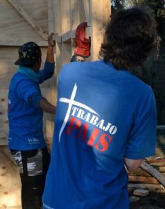 Jóvenes construyendo capillas y sedes sociales en las comunidades de nuestro país que más lo necesitan.
