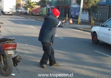 Adulto mayor regala saludos y abrazos en Cerro Navia
