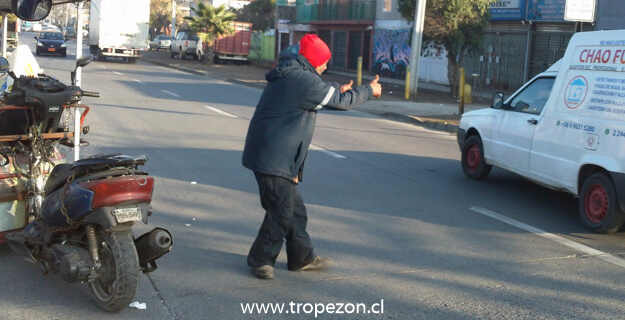 El hombre que regala saludos y buenos deseos por la mañana a conductores de vehículos motorizados
