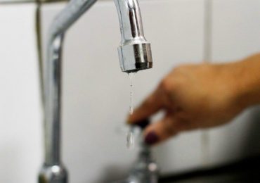 Vecinos denuncian exceso de sarro en cañerías de agua potable en Pudahuel