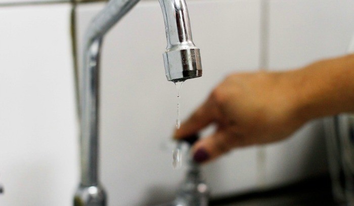 Vecinos denuncian exceso de sarro en cañerías de agua potable en Pudahuel