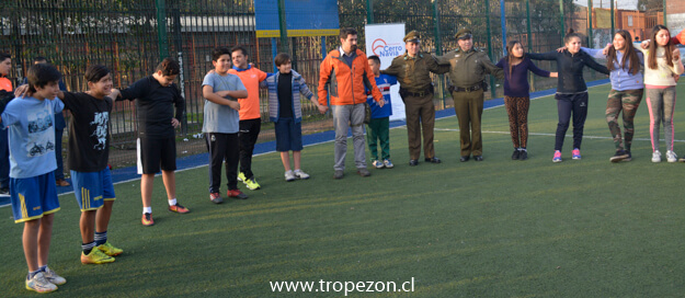 Alcalde, autoridades de salud, carabineros, niños y niñas, apoderados y deportistas y dirigentes sociales participando del programa CREO en terreno