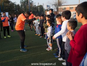 Niños y niñas felices junto al profesor en la etapa de juegos