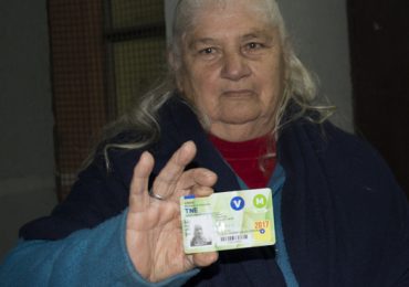 Abuela de 78 años aprende a leer en escuela de Cerro Navia