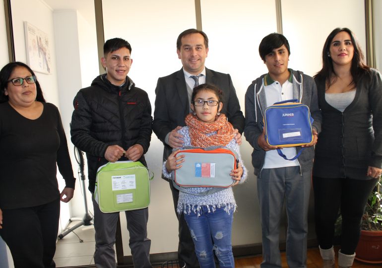 Junaeb entrega audífonos de alta tecnología a estudiantes con problemas auditivos
