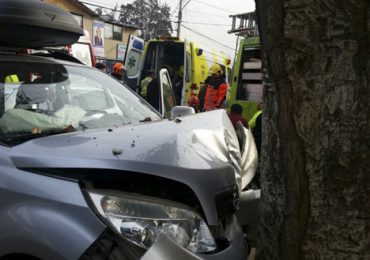 Choque termina con automóvil incrustado en un árbol en Cerro Navia