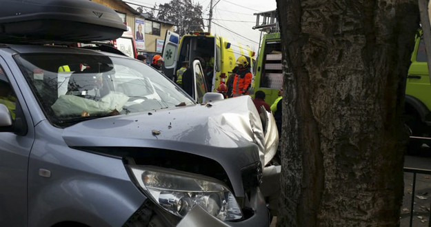 Choque termina con automóvil incrustado en un árbol en Cerro Navia