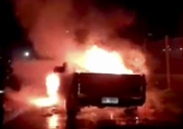 Cerro Navia: Queman camioneta de sargento baleado en la cabeza