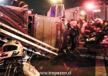 Choque y volcamiento de carro de bomberos en Pudahuel