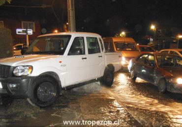 Choque de vehículos motorizados terminó con grifo destruido en Pudahuel