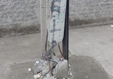 Poste del tendido eléctrico a punto de caer pone en riesgo a vecinos en Pudahuel