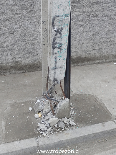 Poste del tendido eléctrico a punto de caer pone en riesgo a vecinos en Pudahuel
