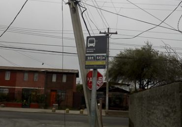 Vecinos denuncian demora en retiro de peligroso poste eléctrico en Pudahuel
