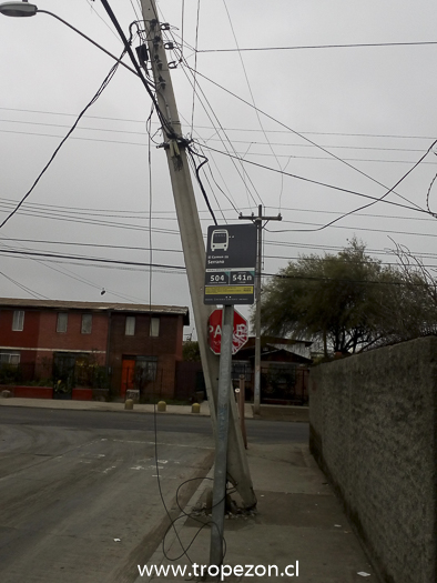 Vecinos denuncian demora en retiro de peligroso poste eléctrico en Pudahuel