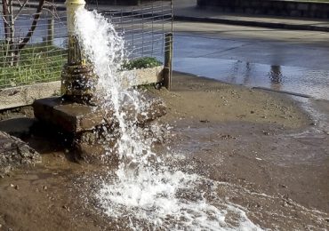 Grifo abierto provoca inundación en calle Presidente Truman y sectores aledaños en Pudahuel