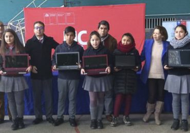 Gobierno hizo entrega de computadores alumnos de Pudahuel
