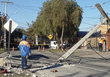 Poste del tendido eléctrico termina destruido por choque en Pudahuel