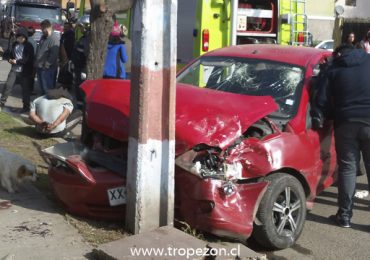 Automóvil perseguido por Carabineros choca y deja a padre e hijo heridos en Pudahuel
