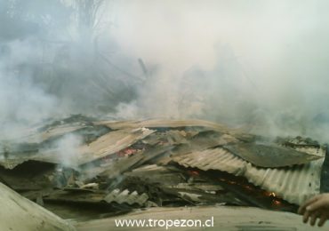 Incendio destruye dos casas en Pudahuel norte